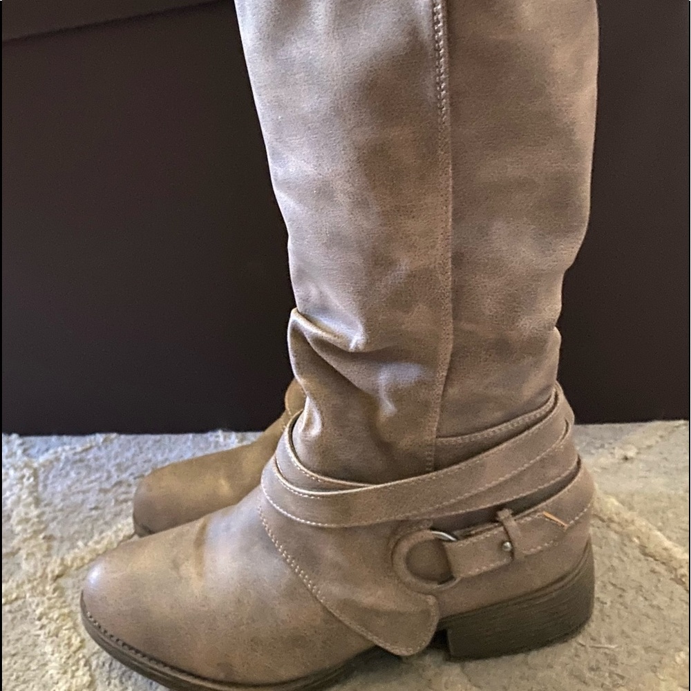 Knee high taupe colored boots. Excellent condition. Wore maybe twice. Size 8.